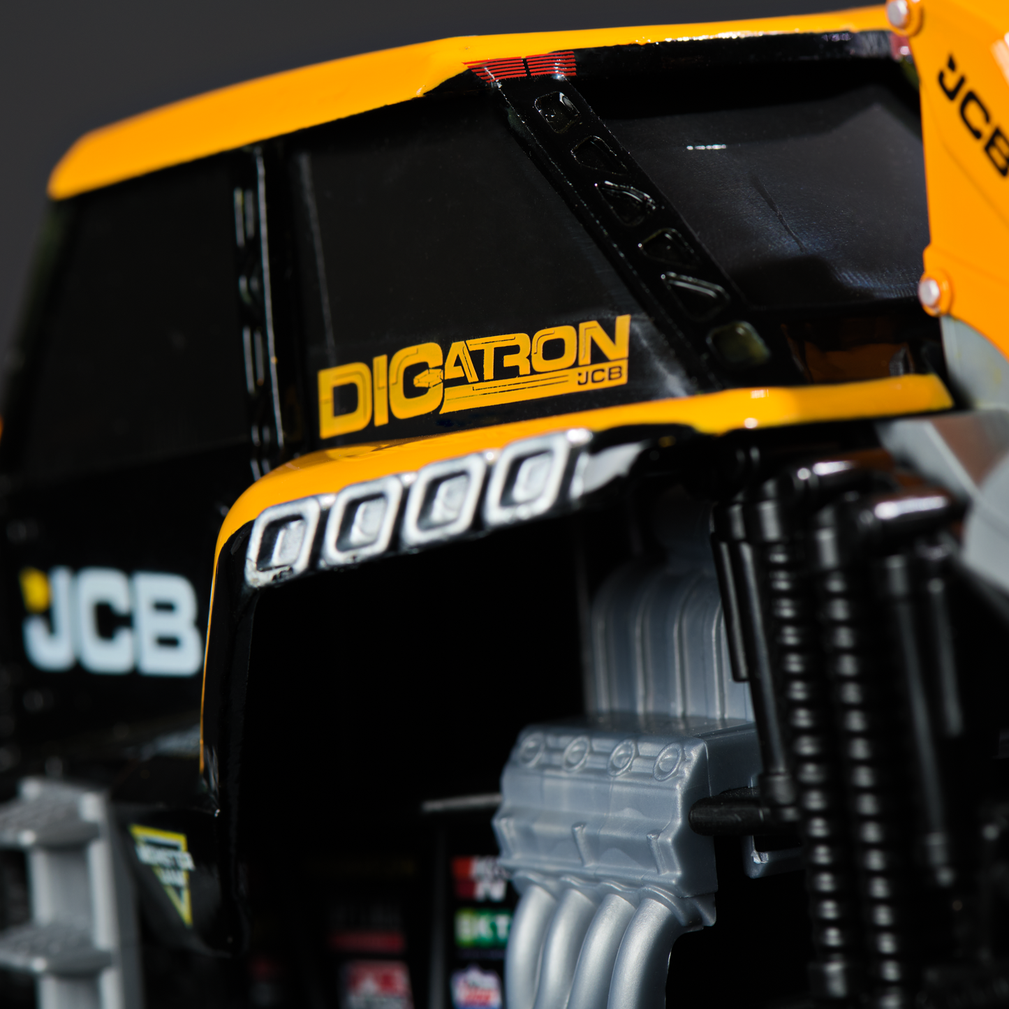 ⚙️ Monster Jam Official JCB DIGatron 1:24 Scale Die‑Cast Truck
