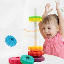 Torre sensorial arcoíris mostrando su tamaño real para niños pequeños y preescolares