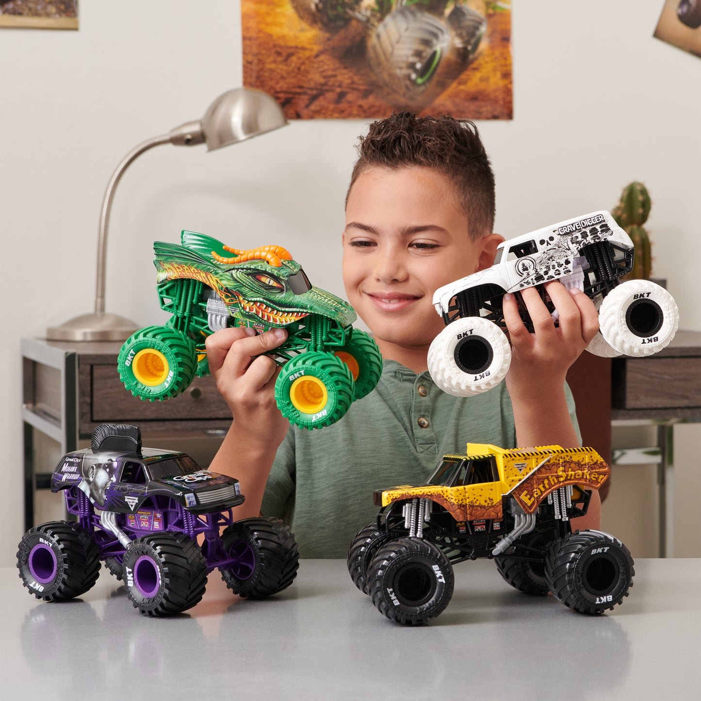 Monster Jam, Official Megalodon Monster Truck, Collector Die-Cast Vehicle, 1:24 Scale, Kids Toys for Boys and Girls Ages 3 and up