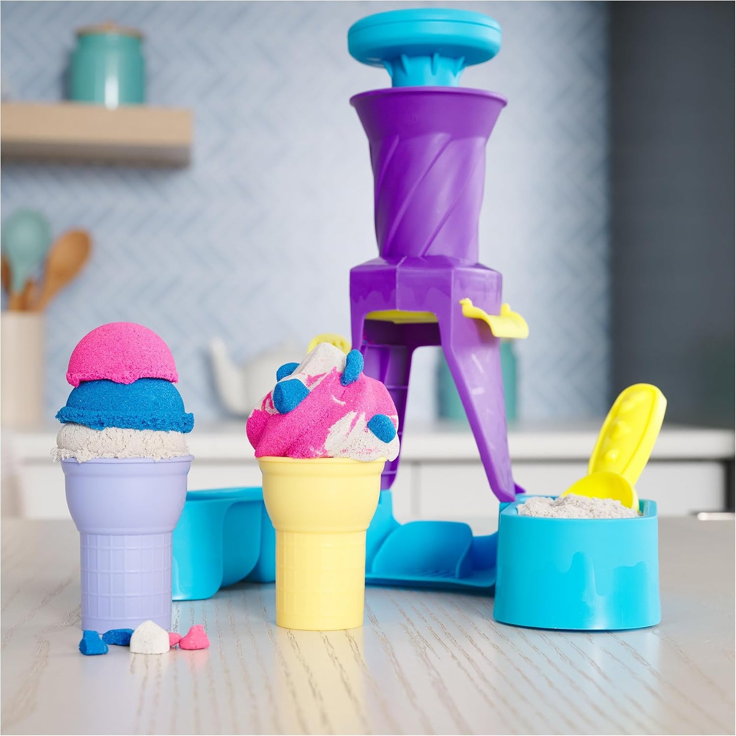 Kinetic Sand, Soft Serve Station, 14oz of Play Sand (Blue, Pink & White), 2 Ice Cream Cones & 2 Tools, Sensory Toys, Christmas Gifts for Kids Ages 5+