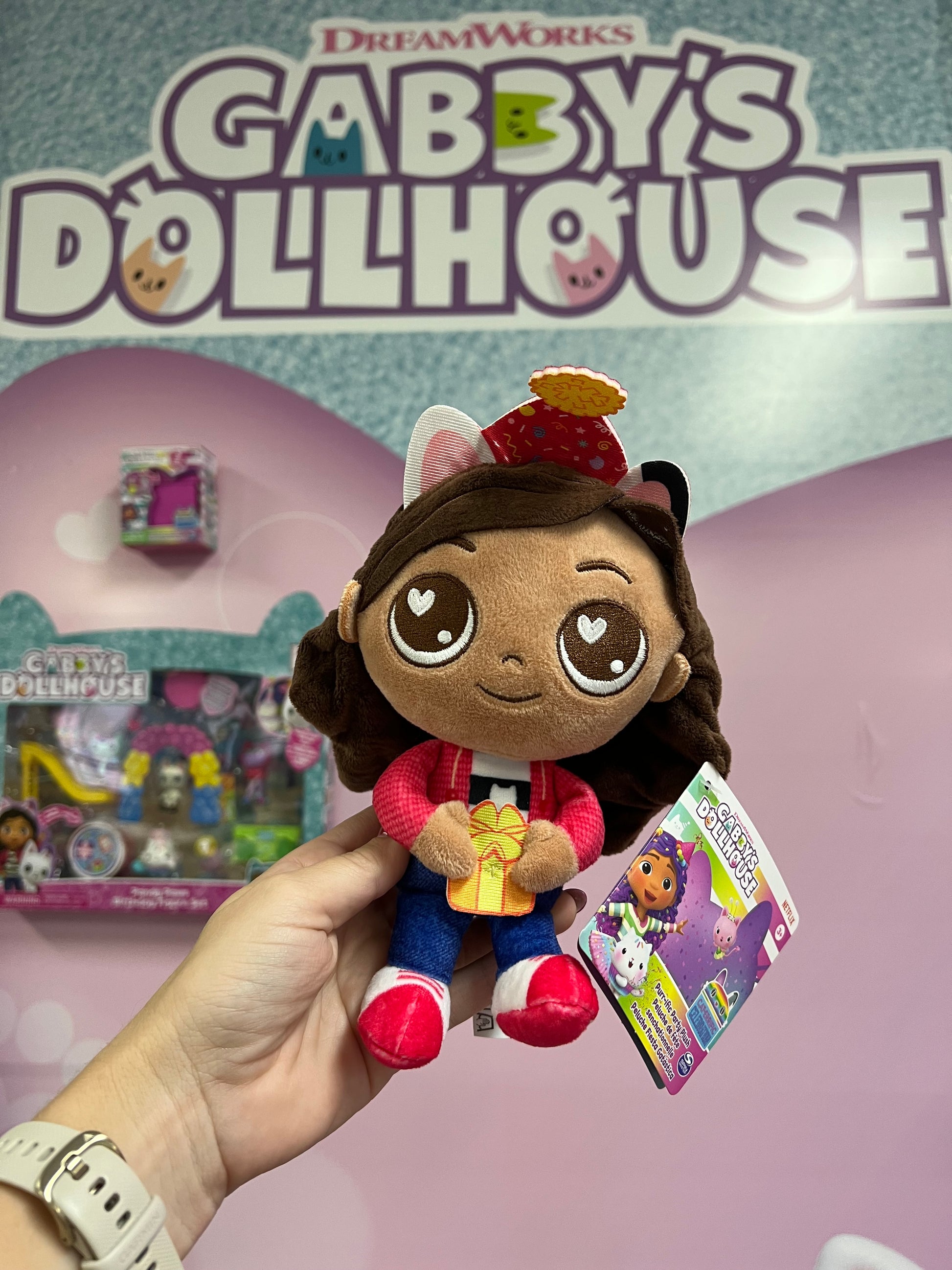 Gabby's Dollhouse - Peluche 25cm - Sítio do Bebé Gabby's Dollhouse - Peluche 25cm - Sítio do Bebé