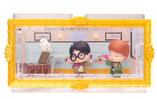 WIZARDING WORLD HARRY POTTER, MICRO MAGICAL MOMENTS FIGURES SET WITH EXCLUSIVE HARRY, RON, HEDWIG & DISPLAY CASE